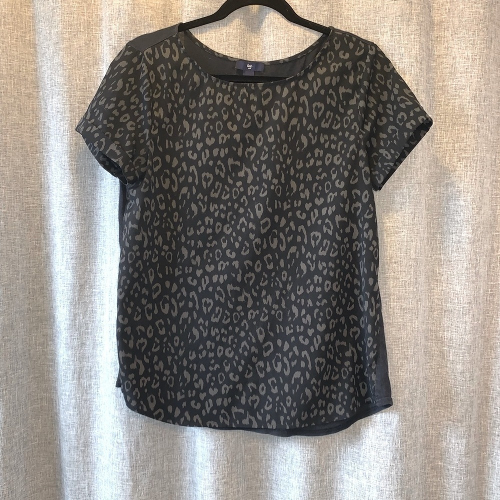 Women’s Gap animal print tee small